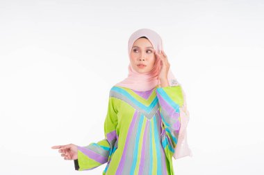 Beyaz arka planda izole edilmiş Müslüman kadınlar için geleneksel bir elbise olan pastel batik kaftan / kaftan giyen güzel bir kadın manken. Tarz sahibi Müslüman kadın tesettür moda tasviri.
