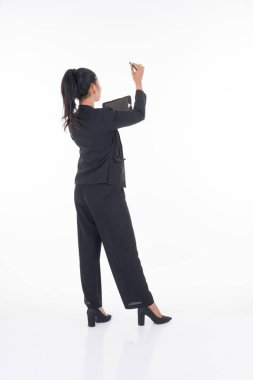 İş kıyafeti giymiş çekici bir kadın elinde tabletle beyaz arka planda izole bir şekilde poz veriyor. Görüntü kesme ve düzenleme için uygun teknoloji, iş veya finans teması için çalışır