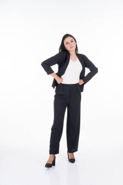 Beyaz arka planda farklı pozlar veren güzel bir iş kadınının portresi..