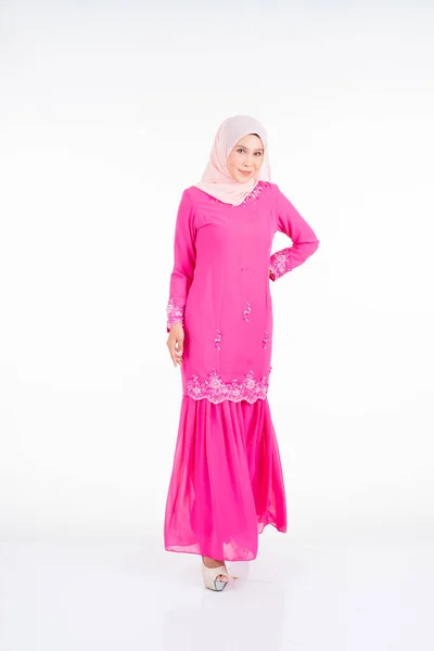 漂亮的女模特穿着粉色的现代Kurung 这是一个现代城市生活方式的服装 穆斯林妇女被隔离在白色背景 美容美发流行观念 — 图库照片