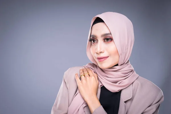 Zdjęcie Pięknej Muzułmańskiej Modelki Hidżabie Odzieży Biurowej Odizolowanej Szarym Tle — Zdjęcie stockowe