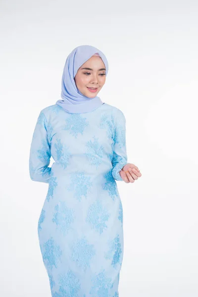 Mooi Moslim Vrouwelijk Model Met Pastelblauw Moderne Kurung Met Hijab — Stockfoto
