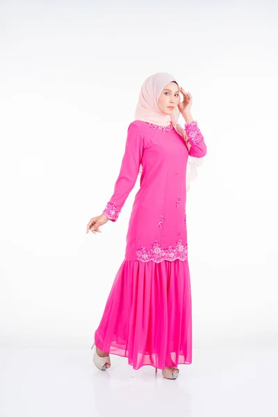 Modelo Feminina Bonita Vestindo Rosa Moderno Kurung Estilo Vida Urbano — Fotografia de Stock