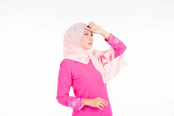 Modelo Feminina Bonita Vestindo Rosa Moderno Kurung Estilo Vida Urbano — Fotografia de Stock