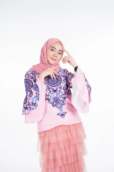 Mooi Moslim Vrouwelijk Model Met Moderne Kleding Met Hijab Een — Stockfoto