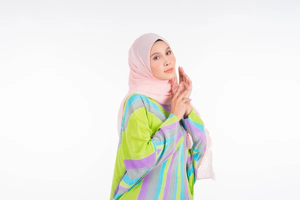 Model Wanita Cantik Mengenakan Batik Pastel Kaftan Caftan Pakaian Tradisional — Stok Foto