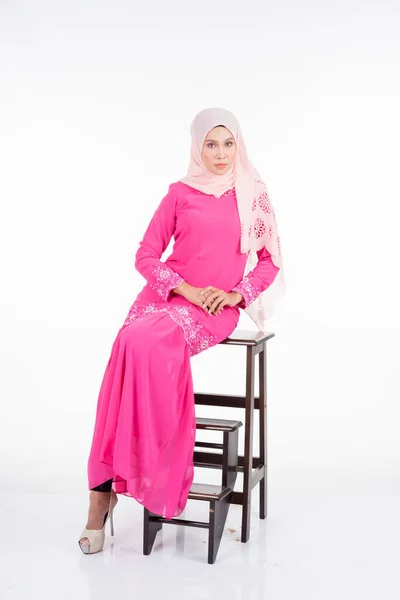 Modelo Feminina Bonita Vestindo Rosa Moderno Kurung Estilo Vida Urbano — Fotografia de Stock