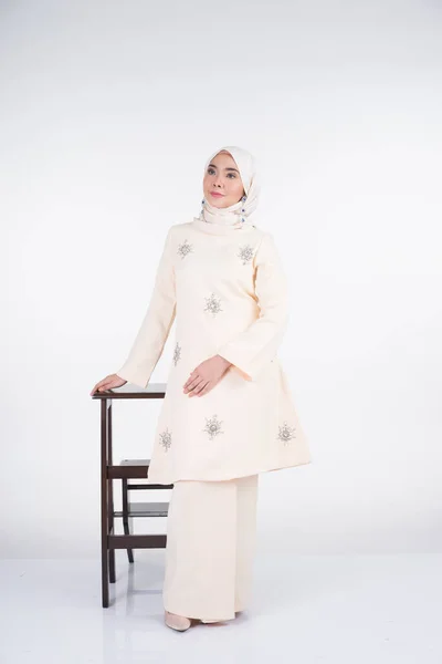 Bela Modelo Muçulmana Feminina Várias Poses Vestindo Kurung Pahang Hijab — Fotografia de Stock