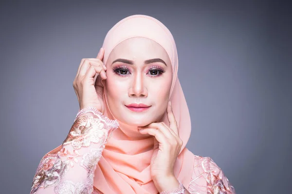 Captura Uma Bela Modelo Feminina Muçulmana Vestido Tradicional Muçulmano Asiático — Fotografia de Stock