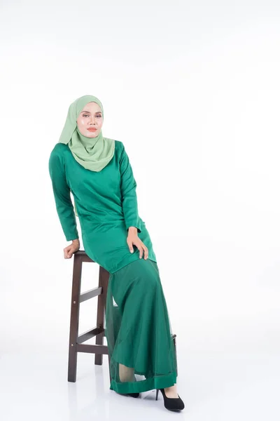 Modern Kurung Tesettüre Sahip Güzel Bir Kadın Modeli Beyaz Arka — Stok fotoğraf