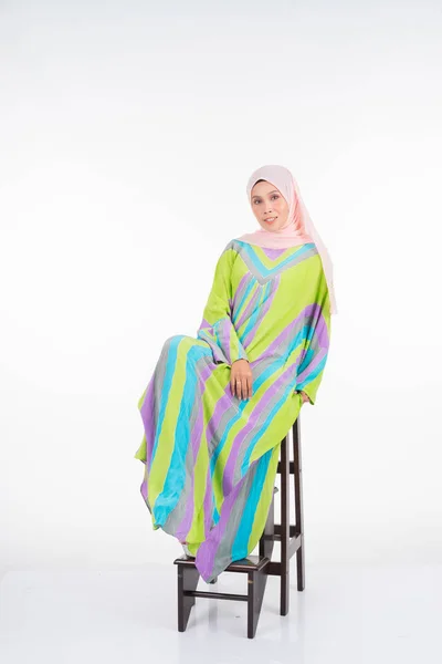 Mooi Vrouwelijk Model Met Een Pastel Batik Kaftan Caftan Een — Stockfoto