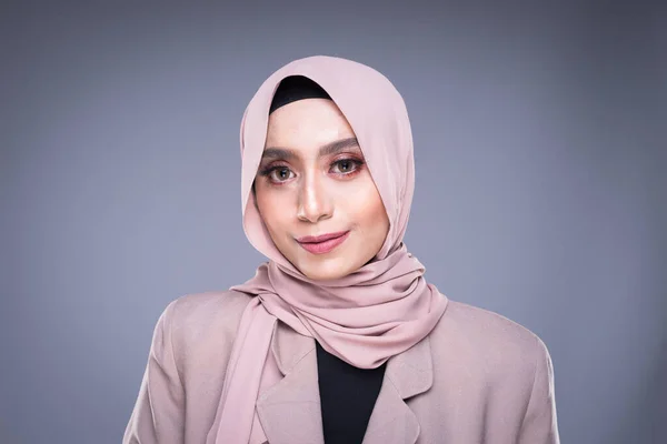 Hoofdfoto Van Een Mooi Moslim Vrouwelijk Model Een Hijab Kantoorkleding — Stockfoto