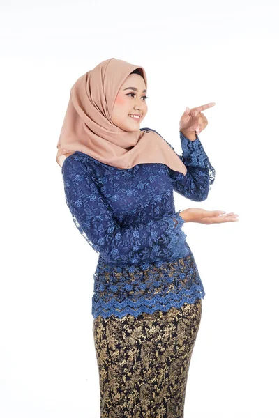 Primer Plano Una Hermosa Modelo Musulmana Vestida Con Kurung Moderno —  Fotos de Stock