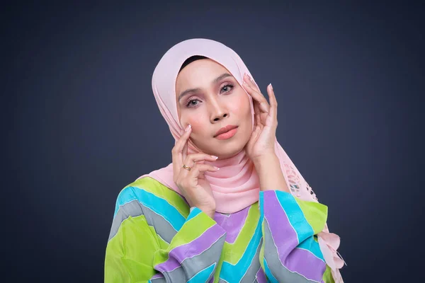 Potret Kepala Dari Model Wanita Muslim Yang Cantik Mengenakan Kaftan — Stok Foto