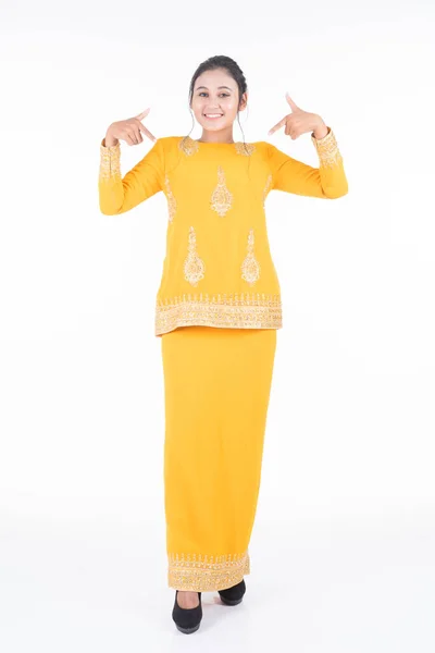 Piękna Azjatycka Modelka Różnych Pozach Nowoczesnym Kurung Malezyjskim Tradycyjnym Ubraniu — Zdjęcie stockowe