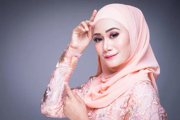 아시아 무슬림 의상을 히잡을 아름다운 이슬람 모델의 배경에 고립되었다 Eidul — 스톡 사진