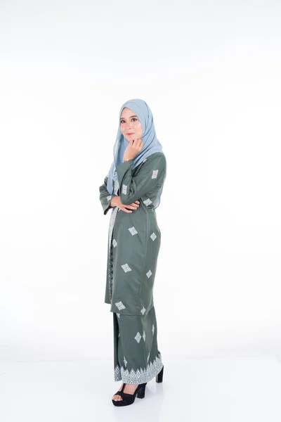 Mooi Vrouwelijk Model Verschillende Poses Met Moderne Kebaya Hijab Een — Stockfoto