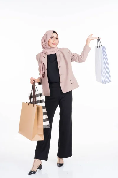 Μια Όμορφη Ασιάτισσα Μουσουλμάνα Που Φοράει Ρούχα Γραφείου Και Ποζάρει — Φωτογραφία Αρχείου