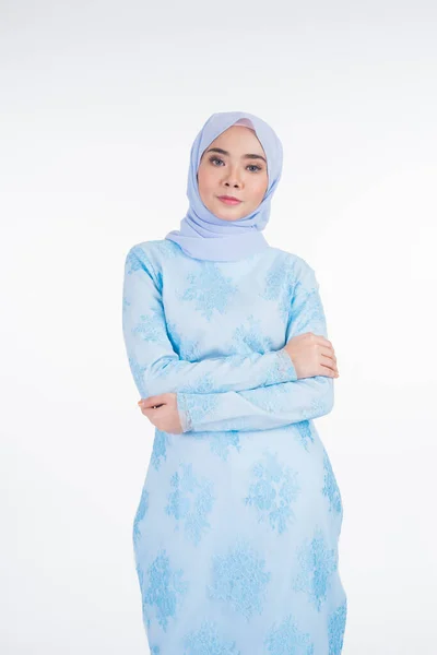 Mooi Moslim Vrouwelijk Model Met Pastelblauw Moderne Kurung Met Hijab — Stockfoto