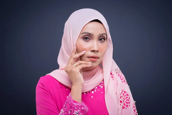 ピンクのクルンとヒジャーブを身に着けている美しい女性イスラム教徒のモデルのヘッドショットの肖像画 灰色の背景に隔離されたイスラム教徒の女性のための現代的な都市生活のアパレル 美とヒジャーブファッションのコンセプト — ストック写真