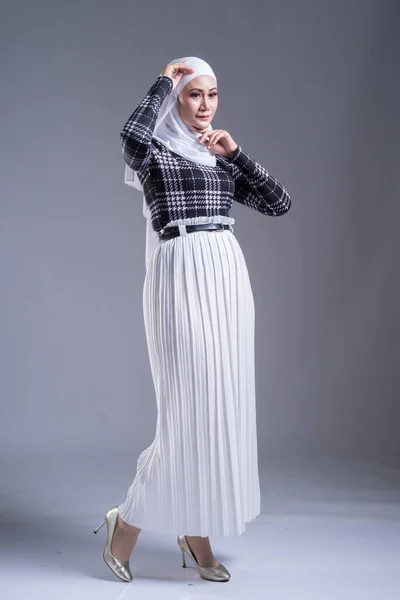 Full Length Portret Van Een Prachtige Moslim Vrouwelijk Model Een — Stockfoto