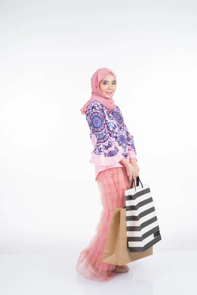 Seorang Model Wanita Muslim Yang Cantik Dengan Pakaian Tradisional Asia — Stok Foto