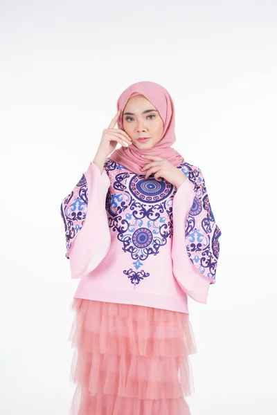 Mooi Moslim Vrouwelijk Model Met Moderne Kleding Met Hijab Een — Stockfoto