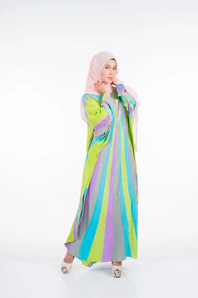 Mooi Vrouwelijk Model Met Een Pastel Batik Kaftan Caftan Een — Stockfoto