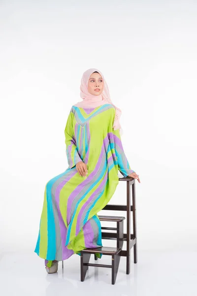 Mooi Vrouwelijk Model Met Een Pastel Batik Kaftan Caftan Een — Stockfoto