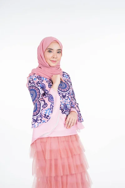 Mooi Moslim Vrouwelijk Model Met Moderne Kleding Met Hijab Een — Stockfoto