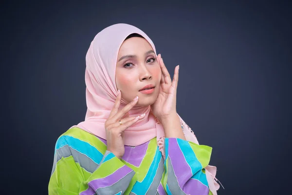 Potret Kepala Dari Model Wanita Muslim Yang Cantik Mengenakan Kaftan — Stok Foto