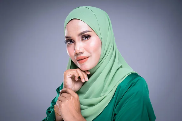 Retrato Fotográfico Uma Bela Modelo Muçulmana Feminina Moderno Kurung Hijab — Fotografia de Stock