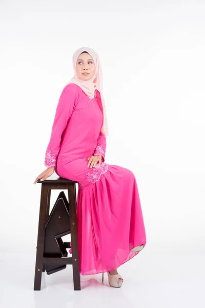 Modelo Feminina Bonita Vestindo Rosa Moderno Kurung Estilo Vida Urbano — Fotografia de Stock