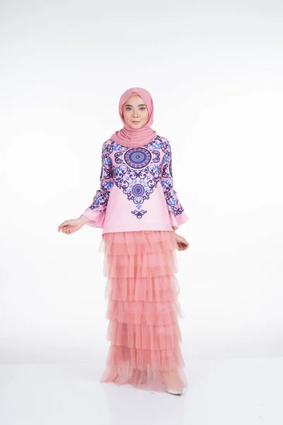 Mooi Moslim Vrouwelijk Model Met Moderne Kleding Met Hijab Een — Stockfoto