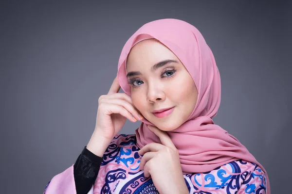 Hermosa Modelo Femenina Musulmana Que Usa Ropa Moderna Con Hiyab — Foto de Stock