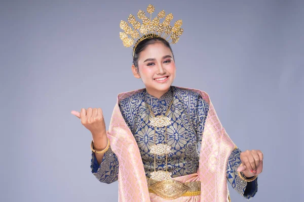 Geleneksel Bir Kıyafetle Kültürel Dans Adımları Atan Güzel Malezyalı Geleneksel — Stok fotoğraf