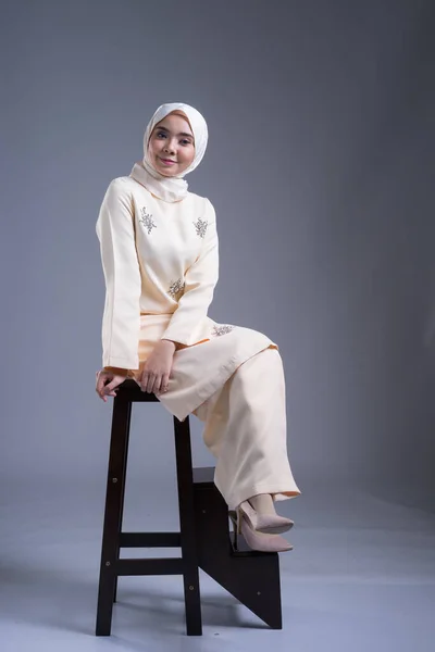 Bella Modella Musulmana Che Indossa Kurung Pahang Hijab Uno Stile — Foto Stock