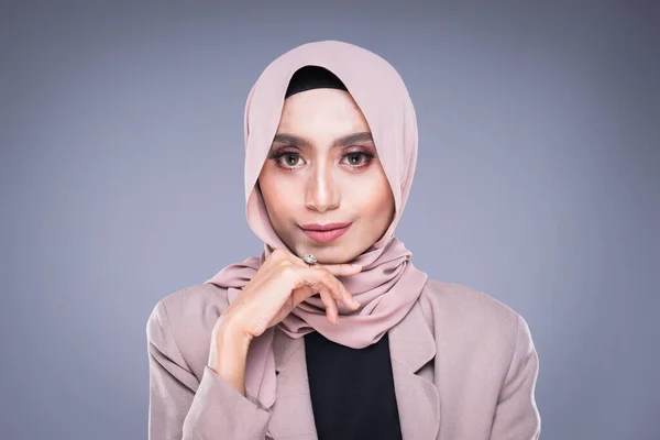 Captura Uma Bela Modelo Feminina Muçulmana Hijab Roupas Escritório Isoladas — Fotografia de Stock