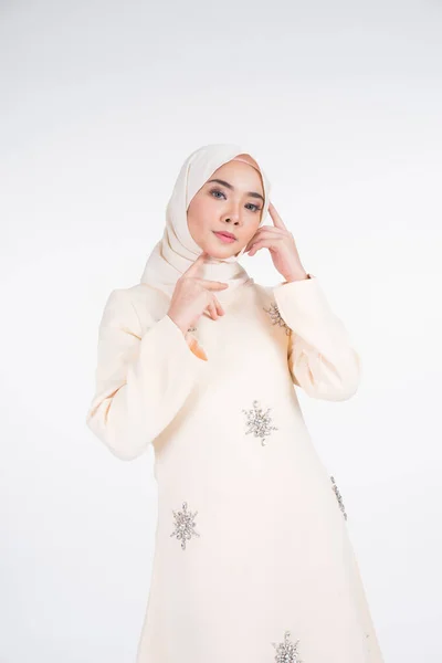 Hermosa Modelo Musulmana Femenina Varias Poses Con Kurung Pahang Hijab —  Fotos de Stock