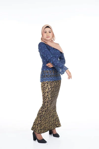 Attraktives Weibliches Modell Dunkelblauem Modernem Kurung Mit Hijab Einer Modernen — Stockfoto