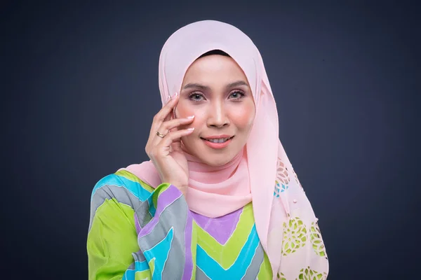 Retrato Cabeza Una Hermosa Modelo Musulmana Vestida Kaftan Pastel Con —  Fotos de Stock