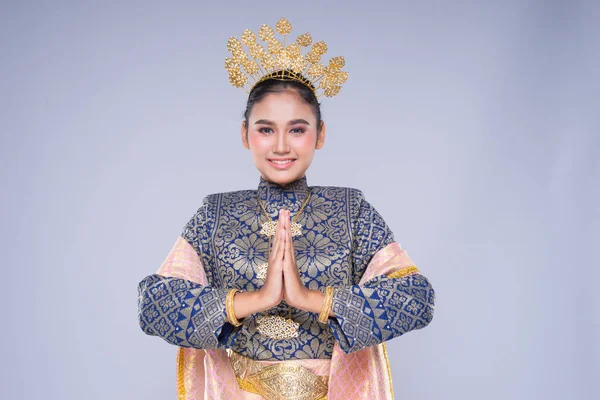 Uma Bela Dançarina Tradicional Malaia Com Sorriso Encantador Executando Passos — Fotografia de Stock