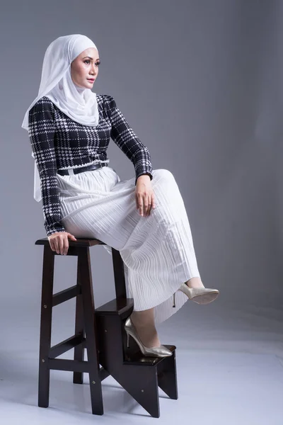 Ritratto Integrale Una Bella Modella Musulmana Hijab Abbigliamento Casual Sfondo — Foto Stock