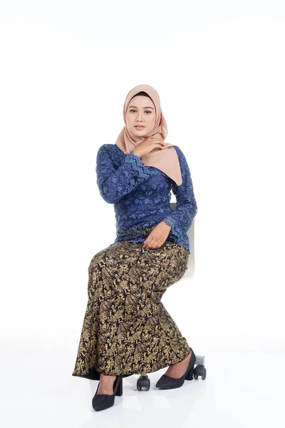 Aantrekkelijk Vrouwelijk Model Met Donkerblauwe Moderne Kurung Met Hijab Een — Stockfoto