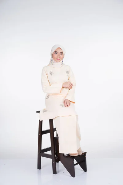 Hermosa Modelo Musulmana Femenina Varias Poses Con Kurung Pahang Hijab —  Fotos de Stock