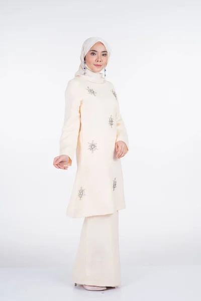 白を基調としたムスリム女性のためのライフスタイルアパレル クルン パハン ヒジャーブ を身に着けた様々なポーズの美しい女性ムスリムモデル 美しさとヒジャーブファッションの概念 全長像 — ストック写真