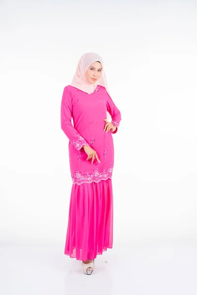 ピンクのモダンなクルンを身に着けている美しい女性モデル 白い背景に隔離されたイスラム教徒の女性のための現代的な都市生活アパレル 美とヒジャーブファッションのコンセプト — ストック写真