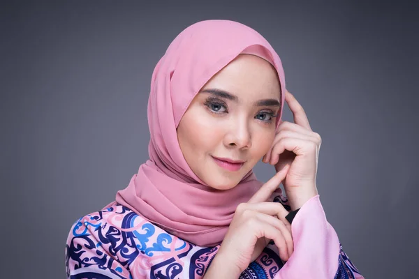 Mooi Moslim Vrouwelijk Model Met Moderne Kleding Met Hijab Een — Stockfoto