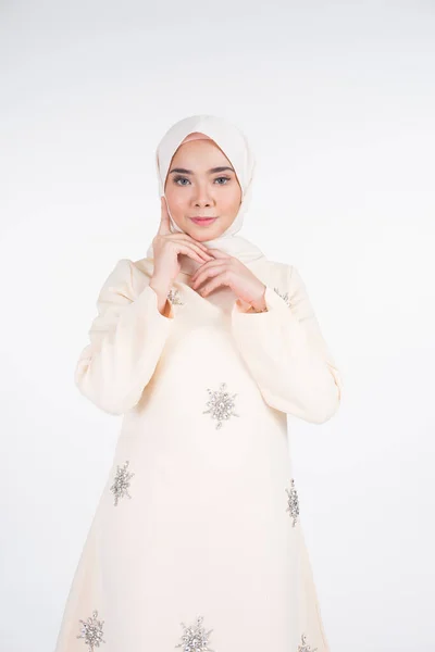 Bela Modelo Muçulmana Feminina Várias Poses Vestindo Kurung Pahang Hijab — Fotografia de Stock