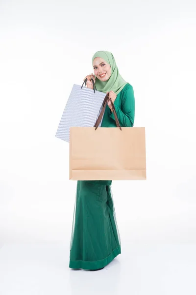 一个漂亮的亚洲女模特 穿着现代和服 背着白色背景的购物袋 Eidul Fitri节庆准备购物概念 全长肖像 — 图库照片